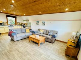 Lazy Bear Lodge with Hot Tub - Finlake Resort and Spa in Devon, hotel a Chudleigh
