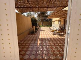 Fantastic Villa -A Peaceful, Art-Inspired Retreat with AC, Fast WiFi & Free Private Parking in Erfoud -Your Gateway to Merzouga Dunes、エルフードのホテル