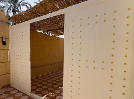 Erfoud में, होटल Fantastic Palm Villa -A Peaceful, Art-Inspired Retreat with AC, Fast WiFi & Free Private Parking in Erfoud -Perfect for Families, Couples & Travelers