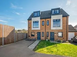 Perfect Booking 4 Bed Home in Swindon