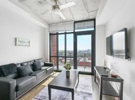 Walkable Downtown Stay - Balcony Pool & Gym