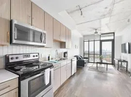Walkable Downtown Stay - Balcony Pool & Gym
