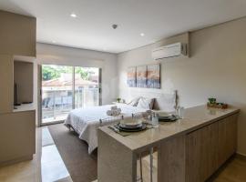 Brand new and cozy loft minutes from the Airport โรงแรมในลุค