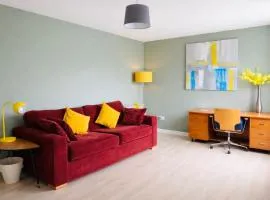 15 mins to Princes Street Spacious Lakeside Home with Free Parking