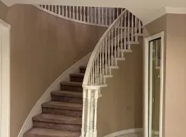 Bright & Cozy Room Near Surrey Centre - Free Parking & Wifi