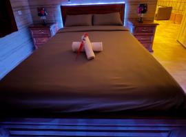 Fantastic Villa -A Peaceful, Art-Inspired Retreat with AC, Fast WiFi & Free Private Parking in Erfoud -Your Gateway to Merzouga Dunes, Hotel in Erfoud