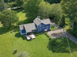 Summer Farmhouse-Hottub, Stargazing, BBQ-Sleeps 8, hotel em Colborne
