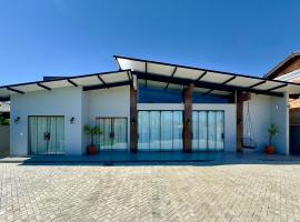 Casa de praia com espaço gourmet, Hotel in Barra Velha