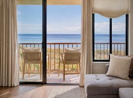 Front Row Oceanfront KING Villa - Private Balcony & Steps to Sand, hotel in Hilton Head Island