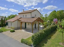 Luxury Vasles Family Villa with Pool, Hotel in Vasles