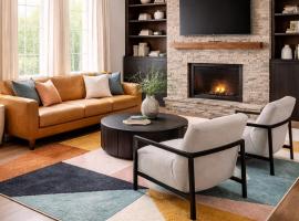 Radcliffe Ride Out Modern Bella Vista Retreat- Game Room, Fire Pit, Pet Friendly - Sleeps 10, מלון בBella Vista