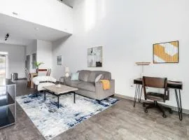 Landing Modern 1BD Courtyard
