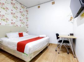 RedDoorz Plus near Trans Studio Cibubur 2，Cibubur的飯店
