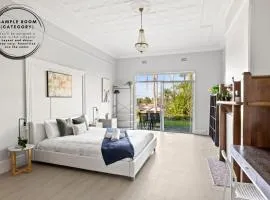 Spacious King Room - Nearby Stations & Stores - Shared Bathroom