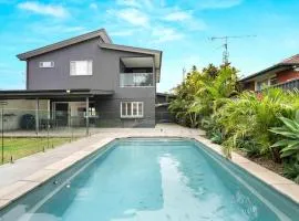 Coastal Family Escape, Pool, Yard & 150m to Warilla Beach