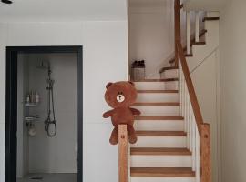 Coco House 中海华山城洋房, hotel di Huayin