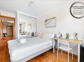 Comfort & Calm - Double Room on a Quiet Crescent in Liverpool - Shared Bathroom, Hotel in Liverpool