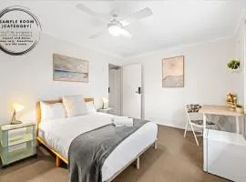 Bright & Comfy Double Room - Cozy and Well-Connected - Shared Bathroom