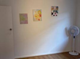 Central Springvale - Beautiful and spacious queen-bed room, hotel a Springvale