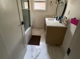 Downtown Vancouver Modern Stay - Walk to SkyTrain, BC Place & Free Street Parking