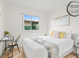 Double Room - Quaint Spot in Marayong - Centrally Located - Shared Bathroom, hotelli kohteessa Blacktown