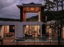 Lakefront 5BR Luxury Villa, Elevator, Pool, Cinema