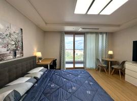 Cozy Condo in Clark Near Airport Pet Friendly, готель у місті Анхелес