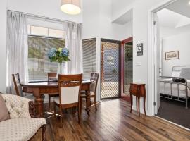 Timboon Central Boutique Apartment on the Rail Trail, Hotel in Timboon