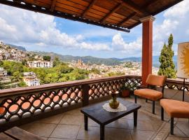 Entre el sol y la luna, hotel u gradu Tasko de Alarkon