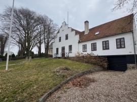 Skelby Præstegård lej 1, хотел в Гедсер