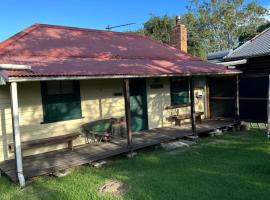 Brown Muir Cottage, hotel v destinaci Ellalong