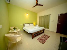 Aqua Wave by YogiTree Hotels, hotel u gradu North goa