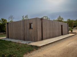 Lodge en bois séjour insolite sous les étoiles, מלון בLe Garn