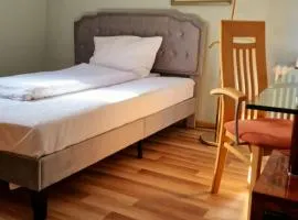 Monteuren Zimmer by Pension Pale Bach