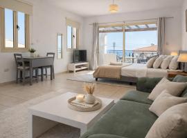 Apartment in Beautiful Village with Pool, Balcony Hillside and Sea Views, hotell sihtkohas Pegeia