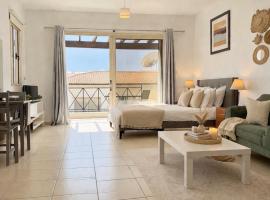 Studio Apartment in Beautiful Village with Pool, Balcony Hillside and Sea Views, Hotel in Peyia