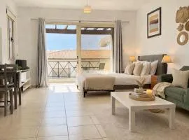 Stylish Apartment with Pool, Balcony Hillside and Sea Views, Fast WiFi