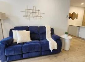 Griffith Apartment - Prime Location, Courtyard, Gym - Hosted by Canstay