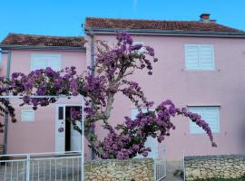 Holiday Home Roza, hotel u gradu Mirce