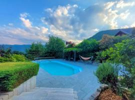 Castle view terrace - Swimming pool - Air conditioning, hôtel à La Vancelle