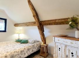 LES RUBYS appartement complet terrasse privée, piscine chauffée, Hotel in Tarcenay