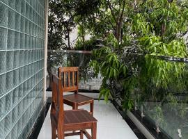 Light-Filled Glasshouse Apartment, hotel a Nepalgunj