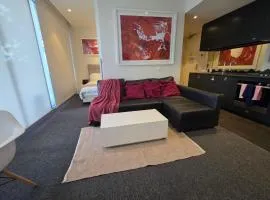 Luxury 2 Bedroom Suite near Adelaide with a car park