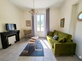 Entire place, Villa Roger apartment, Le Teil, hôtel à Le Teil