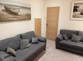 3 Bed House Sleeps 5 - On-site Parking - Smart TVs