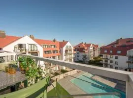 Sunny studio with terrace & pool near the beach