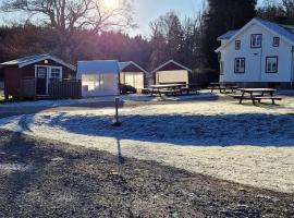 Björsjöås Vildmark - Small camping cabin close to nature, Hotel in Olofstorp