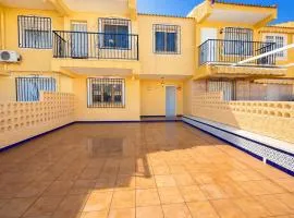 Acogedor Adosado para Vacaciones Familiares