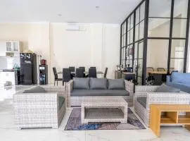 Spacious Tropical Villa with Pool and Bfast