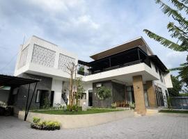 Spacious Tropical Villa with Pool and Bfast, hotel em Sleman